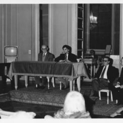 Foyer del Teatro alla Scala da sinistra Giusto Monaco Docente Universitario e Commissario dell’Istituto Nazionale del Dramma Antico, Sebastiano Romano Scenografo Curatore della mostra, Dario Del Corno, Grecista e Docente Universitario, Giampiero Tintori Musicologo Direttore del Museo Teatrale alla Scala