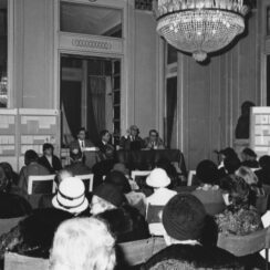 Foyer del Teatro alla Scala, da sinistra sotto il tavolo Sebastiano Romano Scenografo Curatore della mostra, al tavolo Filippo Amoroso, Collaboratore di Giusto Monaco, Giampiero Tintori, Musicologo Direttore del Museo Teatrale alla Scala, Giusto Monaco Docente Universitario Commissario dell’Istituto Nazionale del Dramma Antico e Dario del Corno, Grecista e Docente Universitario